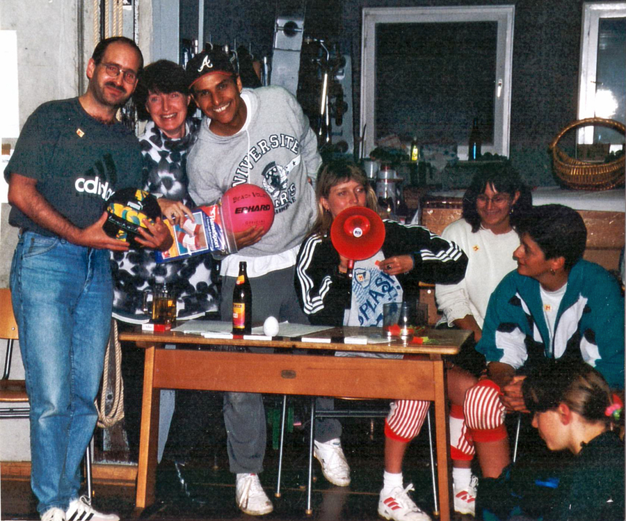 1997 2. Volleyballnacht mit Turnier--- Gute Stimmung am Richtertisch v.l.: Peter Schielke, Erika Schielke, Victor Corona, Daniela Corona, Daniela Belstra, Janette Mader